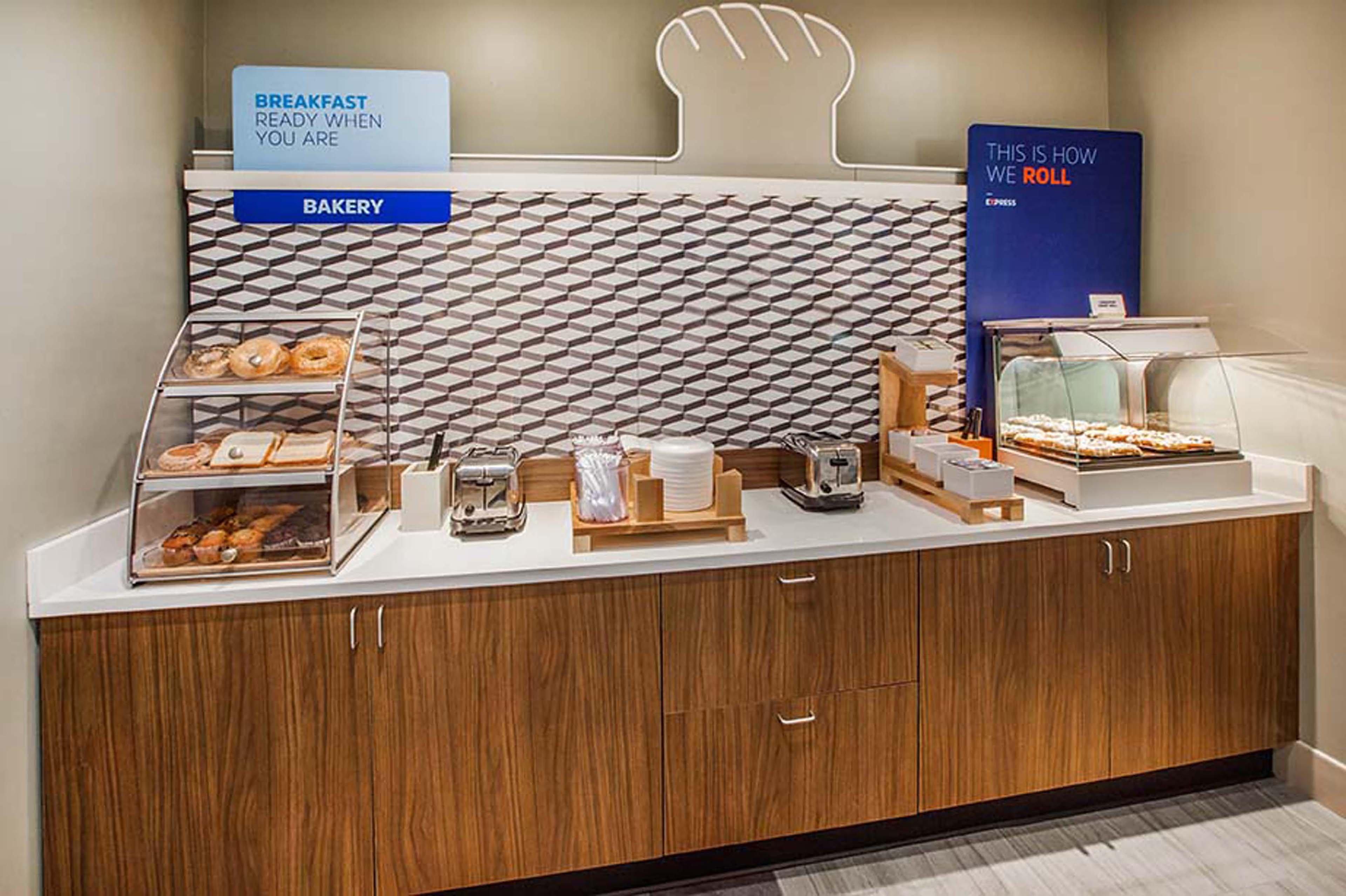 Express Hartford-newington By Ihg 2*