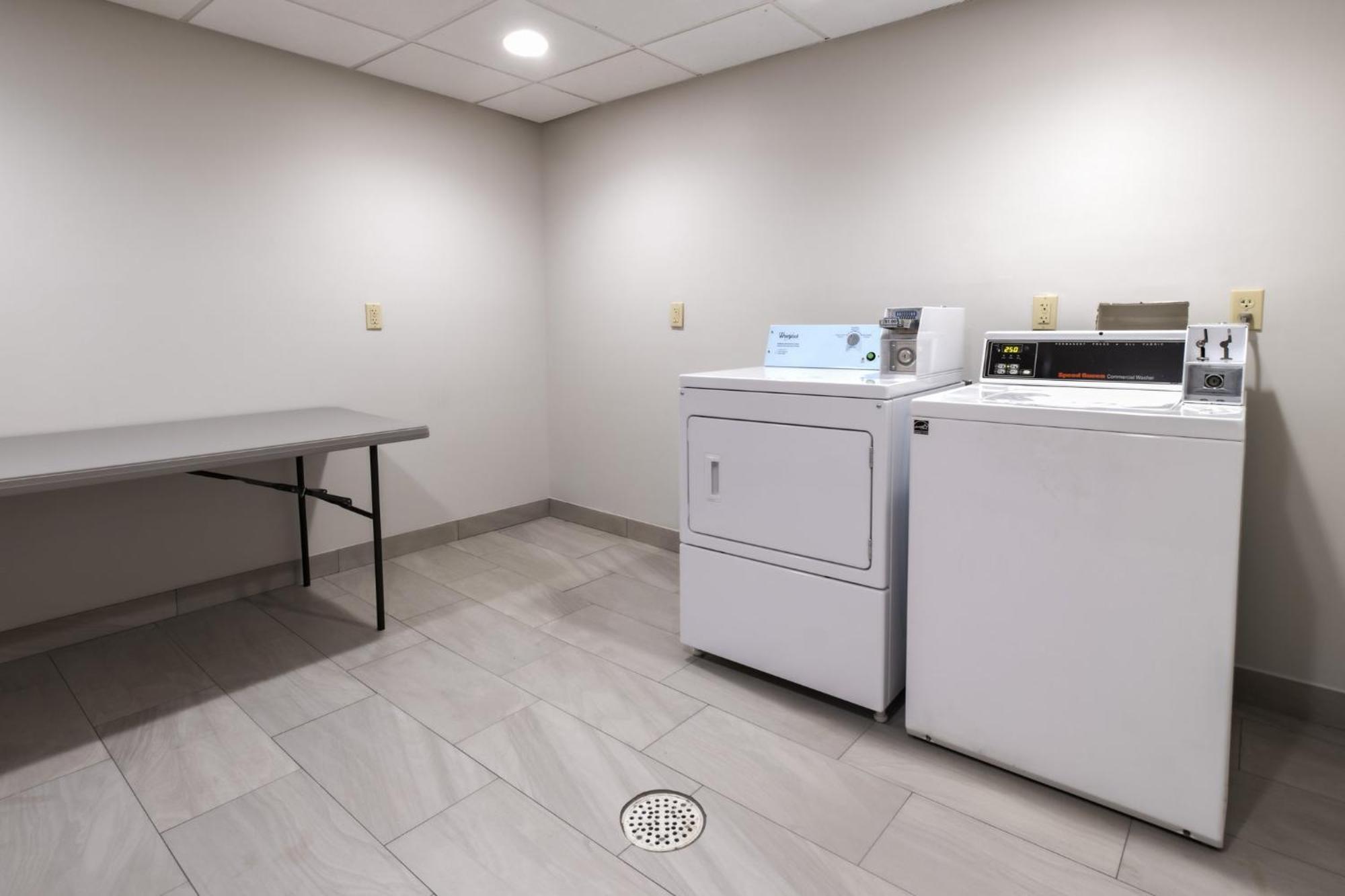 Hotel Express Hartford-newington By Ihg 2*