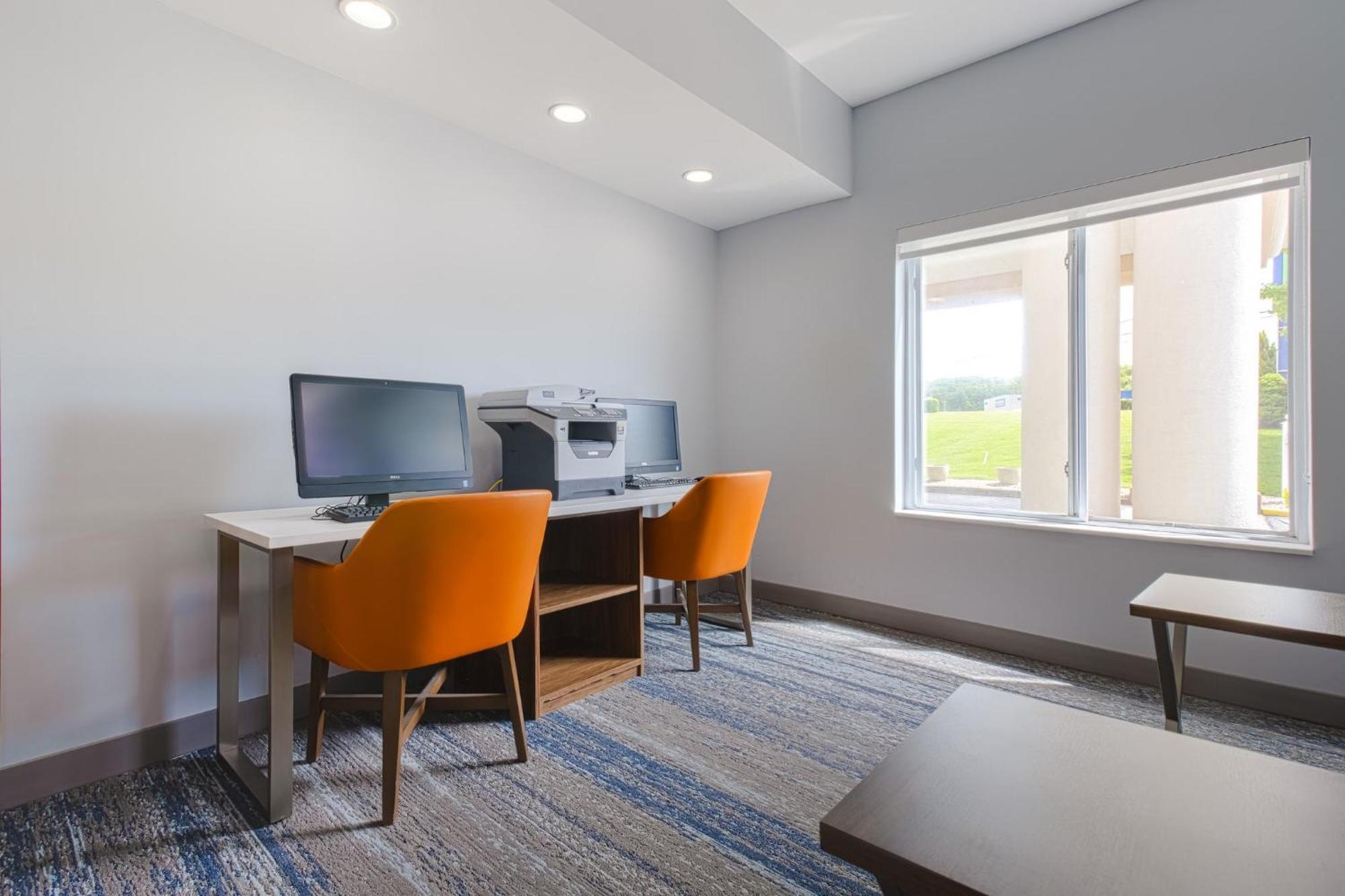 Express Hartford-newington By Ihg Hotel 2*