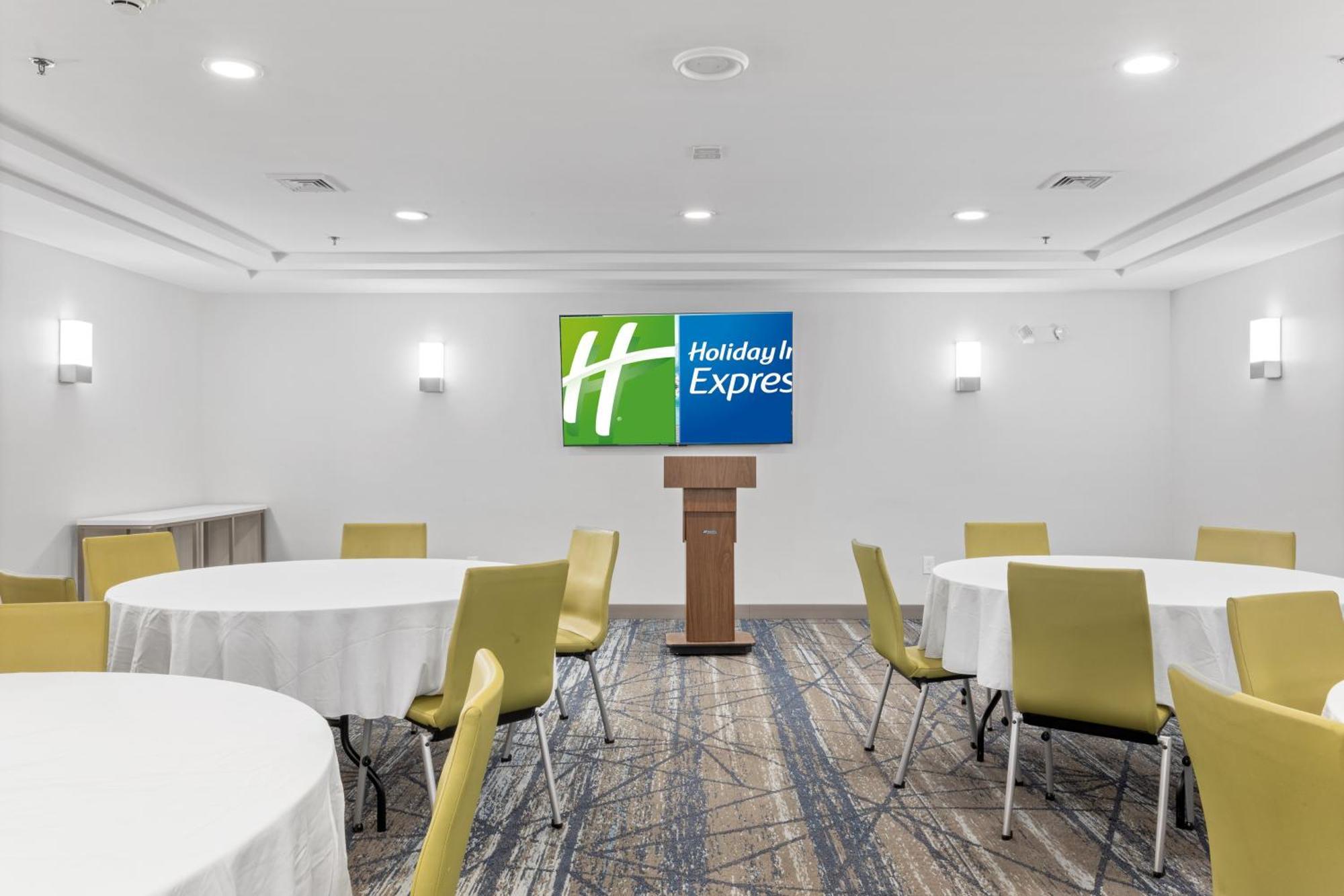 Express Hartford-newington By Ihg Hotel 2*